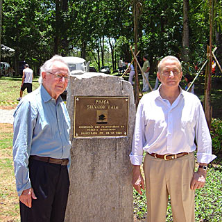 Silvano Raia e Antonio Scopel na inauguração da Sede Social da APRI (Reserva Ibirapitanga, dezembro de 2004)
